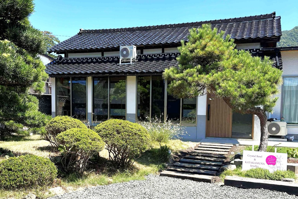 松の木の奥に建つ、KAMIGOTO HOUSE の外観