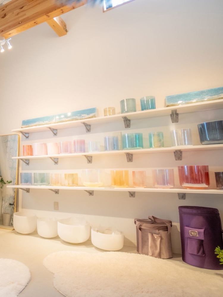 クリスタルボウルが並ぶ、MAMMA MIA HARUNA の店内